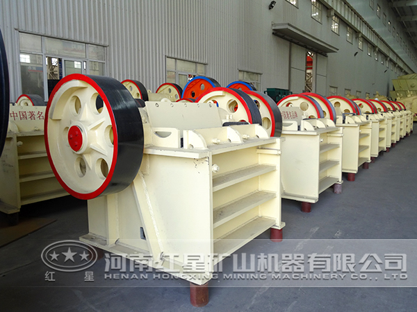 整齊的顎式破碎機(jī)生產(chǎn)車間